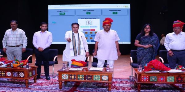 देश ने पहली बार गरीब कल्याण और विकास को चरितार्थ होते देखा: पटेल