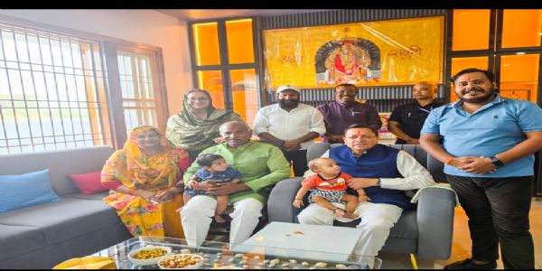 मुख्यमंत्री धामी ने विधायक अरविंद पांडेय के आवास पहुंचकर परिवारजनों से की भेंट