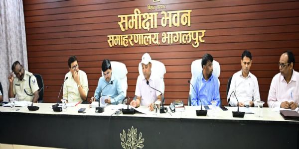राजस्व विभाग के कार्यों की हुई समीक्षा बैठक