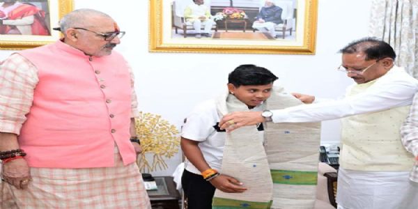श्रीलंका दौरे के लिए भारतीय अंडर-19 महिला क्रिकेट टीम की उपकप्तान बनीं महक नरवासे, मुख्यमंत्री साय ने किया सम्मानित