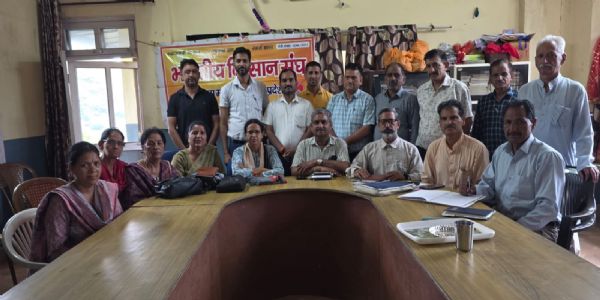किसानों ने बैठक कर सरकार की नीतियों पर जताया रोष