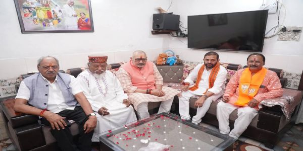 केंद्रीय वस्त्र मंत्री गिरिराज सिंह ने पद्मश्री डॉ. भारती बंधु से की मुलाकात