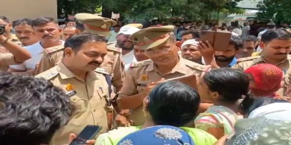 लैब टेक्नीशियन की मौत पर परिजनों का हंगामा, सीओ ने भीड़ को कराया शांत