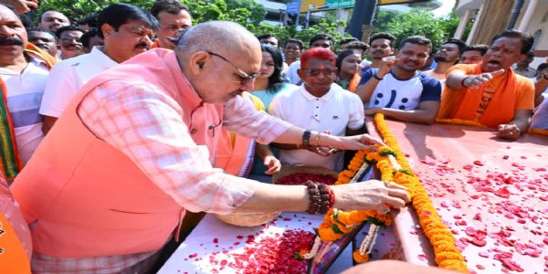 (संशोधित)छग : गिरिराज सिंह ने बाबा साहब आम्बेडकर को अर्पित की श्रद्धांजलि