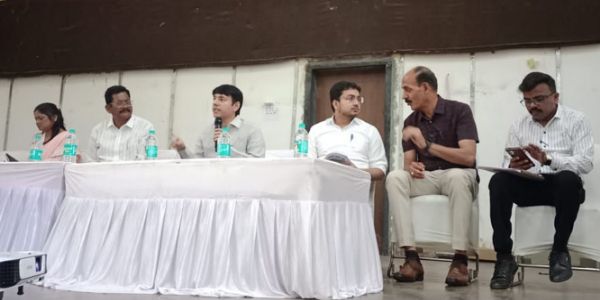 स्कूलों में बोर्ड परीक्षाओं में बेहतर परिणाम के लिए प्राचार्यों की बैठक में कलेक्टर ने दिए सुझाव