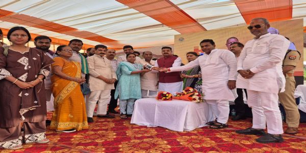 उरई में जनकल्याणकारी योजनाओं की प्रदर्शनी का प्रभारी मंत्री संजय सिंह गंगवार ने किया शुभारंभ