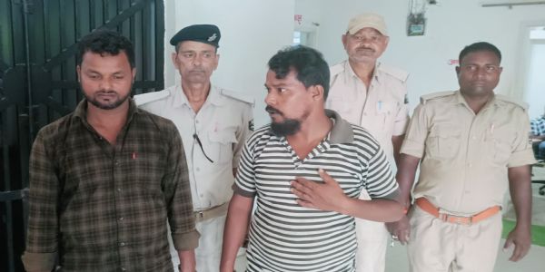 फरार आरोपी की गिरफ्तारी के लिए गए पुलिस टीम पर हमला