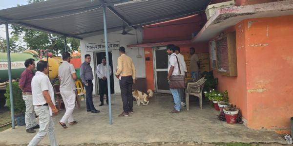 अनूपपुर: नप बनगवां में कलेक्टर का औचक निरीक्षण: मुख्य द्वार बंद कर 2 घंटे तक चली जांच, कई फाइलें जब्त
