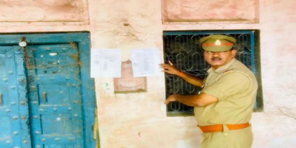 फरार आरोपी के घर धारा 82 का नोटिस चस्पा
