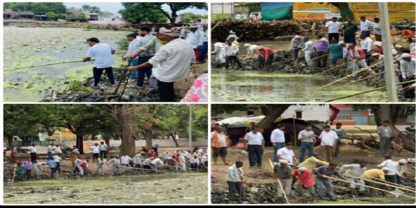 तालाब संरक्षण की मिसाल : डीपीआरओ रवि शंकर द्विवेदी ने ग्रामीणों संग किया श्रमदान