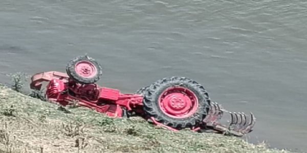 जुताई करते समय ट्रैक्टर अनियंत्रित होकर यमुना नदी में गिरा