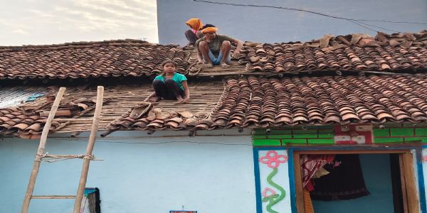मानसून से पहले खपरैल घरों की मरम्मत तेज, गांवों में छतों पर लौटी रौनक