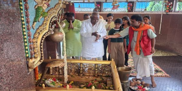 पूर्व मंत्री और विधायक ने बाबा आम्रेश्वर धाम में की पूजा अर्चना