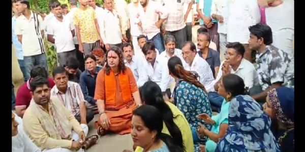 भाजपा विधायक बालमुकुंद आचार्य ब्रह्मपुरी थाने में धरने पर बैठे