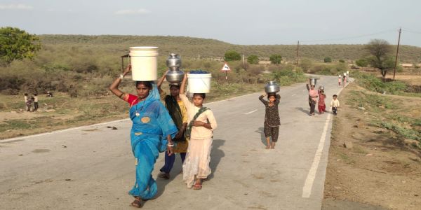मुरैनाः मानपुर में दो किलोमीटर दूर से पानी ला रहे ग्रामीण, बच्चों की पढ़ाई पर भी असर
