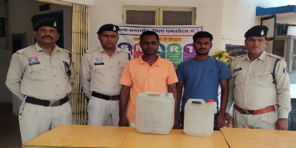 20 लीटर कच्ची महुआ शराब के साथ दो आरोपित गिरफ्तार, मोटरसाइकिल भी जब्त