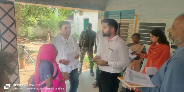 एसआइआर को लेकर उपायुक्त ने किया बूथों का निरीक्षण, बीएलओ के कार्यो पर भड़के