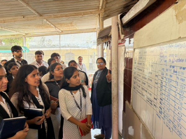 जिला कारागार मुरादाबाद का भ्रमण करने पहुंचे विधि छात्र-छात्राएं। जिला कारागार मुरादाबाद का भ्रमण करने पहुंचे विधि छात्र-छात्राएं।