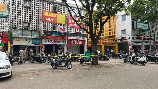 चंडीगढ़ में फायरिंग के बाद जांच करती पुलिस चंडीगढ़ में फायरिंग के बाद जांच करती पुलिस