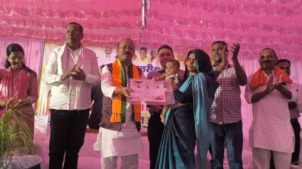 जनकल्याण शिविर में हितग्राही काे याेजना का लाभ का प्रमाण पत्र देते मंत्री जनकल्याण शिविर में हितग्राही काे याेजना का लाभ का प्रमाण पत्र देते मंत्री
