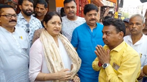 धनबाद स्टेशन पर मंत्री अन्नपूर्णा देवी का स्वागत करते भाजपाई धनबाद स्टेशन पर मंत्री अन्नपूर्णा देवी का स्वागत करते भाजपाई