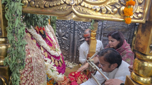 मां विंध्यवासिनी का किया चरण पूजन करते मध्य प्रदेश के उपमुख्यमंत्री राजेंद्र शुक्ल। मां विंध्यवासिनी का किया चरण पूजन करते मध्य प्रदेश के उपमुख्यमंत्री राजेंद्र शुक्ल।