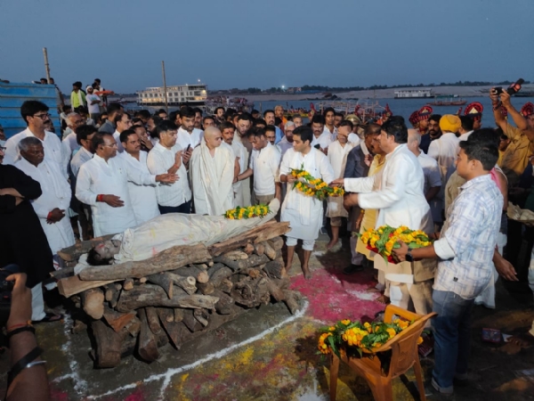 अंतरराष्ट्रीय निशानेबाज जसपाल राणा का मणिकर्णिकाघाट पर अन्तिम संस्कार अंतरराष्ट्रीय निशानेबाज जसपाल राणा का मणिकर्णिकाघाट पर अन्तिम संस्कार