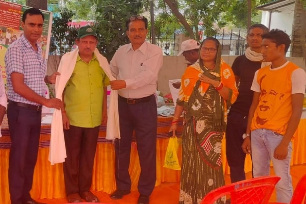 ग्रीन गुरू को अंगवस्त्रम पहनाकर सम्मानित करते अतिथि। ग्रीन गुरू को अंगवस्त्रम पहनाकर सम्मानित करते अतिथि।