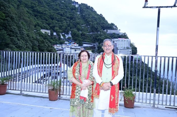 राज्यपाल पत्नी सहित माता वैष्णो देवी मंदिर में। राज्यपाल पत्नी सहित माता वैष्णो देवी मंदिर में।