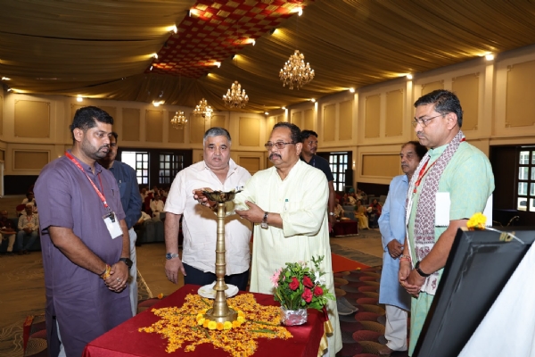प्रांतीय विचार वर्ग एवं कार्यशाला का दीप प्रज्ज्वलन कर शुभारंभ करते हुए पदाधिकारी और वक्तागण
