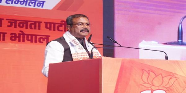 धर्मेन्द्र प्रधान कार्यक्रम को संबोधित करते हुए धर्मेन्द्र प्रधान कार्यक्रम को संबोधित करते हुए