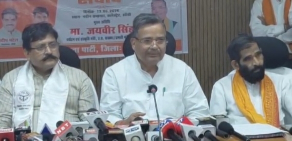पत्रकारों से वार्ता करते प्रभारी मंत्री जयवीर सिंह पत्रकारों से वार्ता करते प्रभारी मंत्री जयवीर सिंह