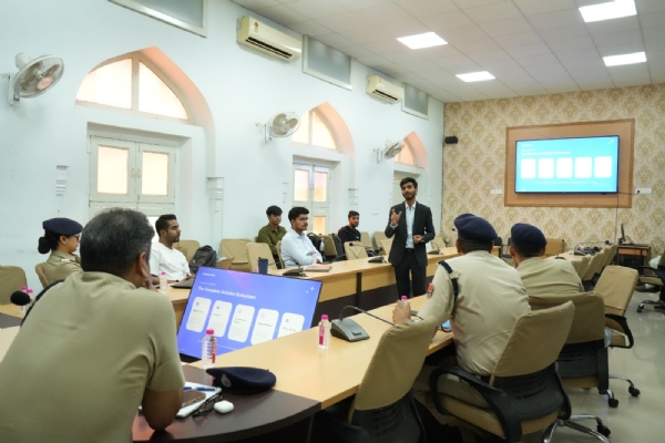 एआई से होगी चालान डिफॉल्टरों की पहचान: जयपुर में लॉन्च हुआ स्मार्ट ट्रैफिक प्रवर्तन सिस्टम एआई से होगी चालान डिफॉल्टरों की पहचान: जयपुर में लॉन्च हुआ स्मार्ट ट्रैफिक प्रवर्तन सिस्टम