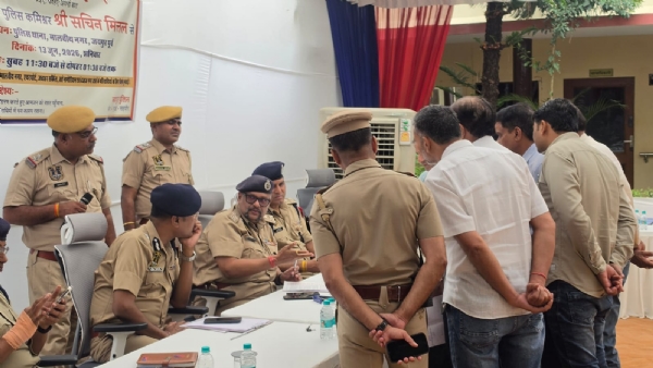 थाने में पुलिस कमिश्नर परिवादियों की जनसुनवाई कर मौके पर अधिकारियों को दिए त्वरित निस्तारण के निर्देश थाने में पुलिस कमिश्नर परिवादियों की जनसुनवाई कर मौके पर अधिकारियों को दिए त्वरित निस्तारण के निर्देश