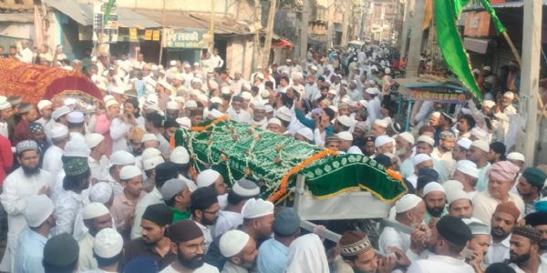 अंतिम यात्रा में हजारों लोगों ने हिस्सा लिया। अंतिम यात्रा में हजारों लोगों ने हिस्सा लिया।