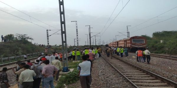 घटना के बाद की ट्रेन पर खड़ी ट्रेन की तस्वीर घटना के बाद की ट्रेन पर खड़ी ट्रेन की तस्वीर