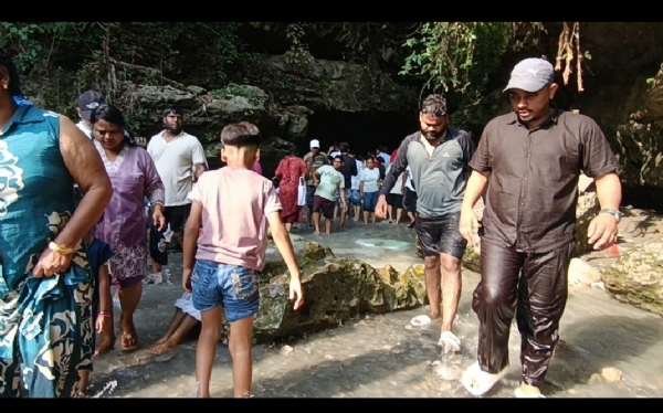 देहरादून के गुचुपानी में पर्यटक। देहरादून के गुचुपानी में पर्यटक।