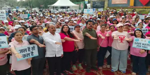 इंदौर में ‘मिनी थान’ दौड़ से पहले शपथ दिलाते हुए सांसद लालवानी