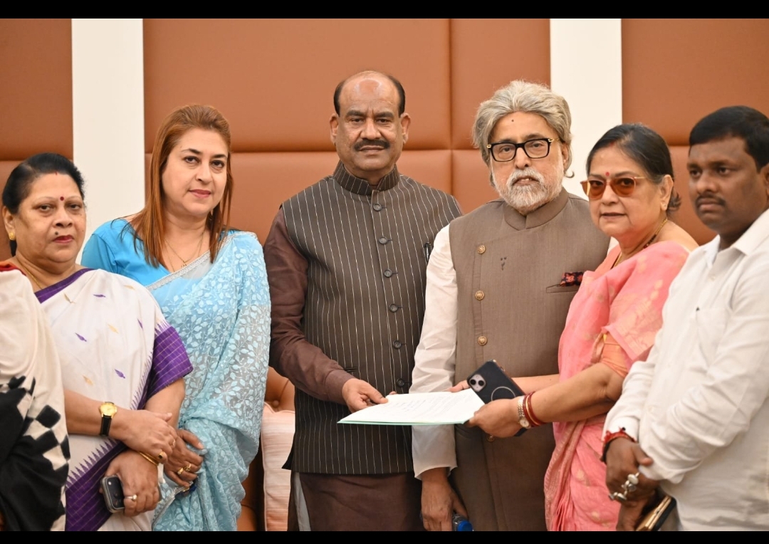 टीएमसी के बागी सांसदों ने सौंपा ज्ञापन टीएमसी के बागी सांसदों ने सौंपा ज्ञापन