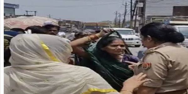 हाथरस में देसी शराब ठेका बंद कराने के लिए महिलाओं ने किया प्रदर्शन —हंगामा