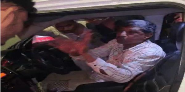 कार सवार एएसआई ने बीआरटीएस बस को मारी जोरदार टक्कर, गाड़ी से वर्दी और शराब की बोतल बरामद