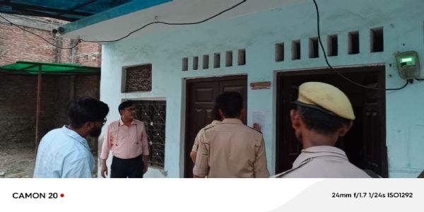 मतगणना कार्य में लापरवाही पर प्रगणक के आवास पर नोटिस चस्पा