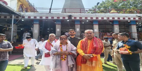 मां विंध्यवासिनी के दरबार पहुंचे पूर्व मंत्री मंगल पांडेय, देश की समृद्धि की मांगी कामना