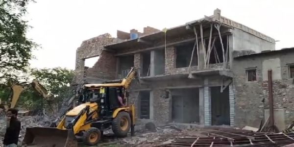 चित्तौड़ फोर्ट के अवैध निर्माण पर चला पीला पंजा