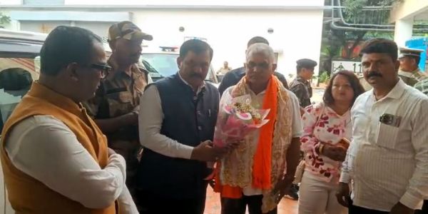 उत्तर बंगाल दौरा खत्म कर कोलकाता लौटे मंत्री दिलीप घोष, तृणमूल पर साधा निशाना