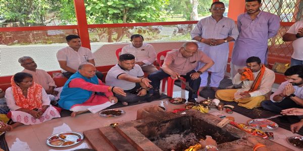 मोदी सरकार के 12 वर्ष पूरे होने पर भाजपा कार्यकर्ताओं ने किया यज्ञ