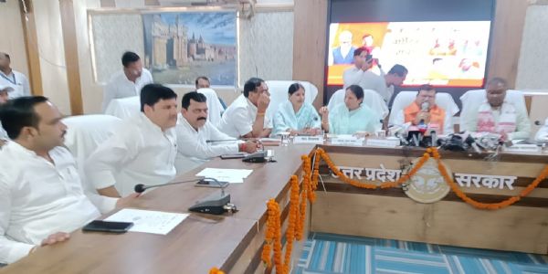 औरैया के प्रभारी मंत्री ने 12 वर्ष के मोदी सरकार के गिनाए विकास कार्य, कहा- बिना भेदभाव के हाे रहे काम