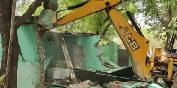 ट्रोनिका सिटी में हरित पट्टी पर बनी अवैध मजार काे प्रशासन ने कराया ध्वस्त