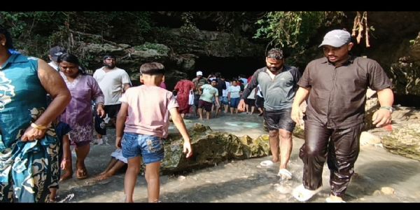 भीषण गर्मी में गुचुपानी में उमड़ रही पर्यटकों की भीड़
