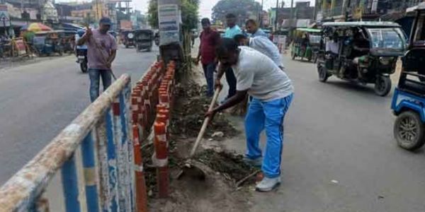गंगारामपुर में ट्रैफिक प्रभारी का अनोखा रूप, खुद सड़क पर उतरकर की सफाई